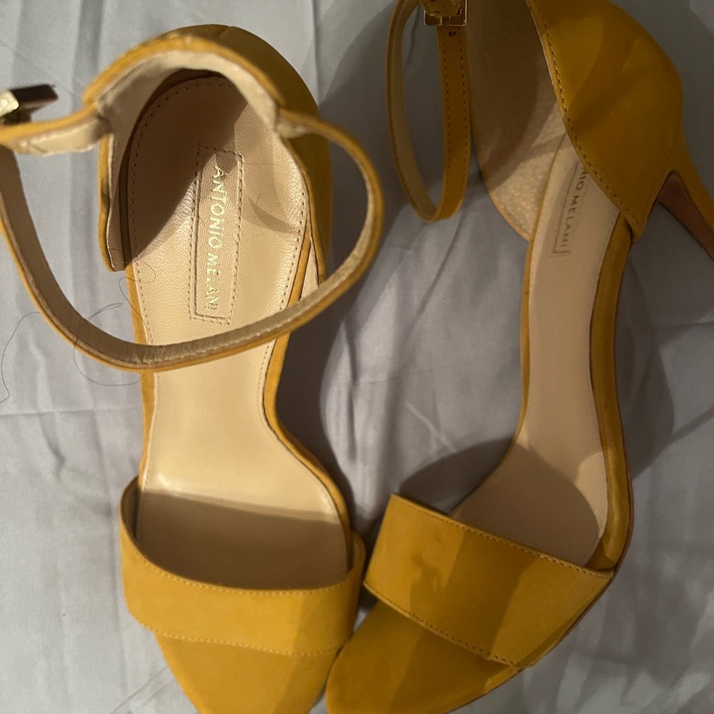 Mustard color Antonio Melani heel